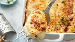 Kartoffelgratin in weißer Auflaufform.
