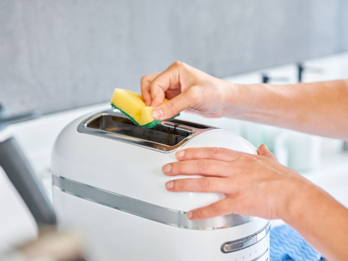 H&auml;nde, die Toaster reinigen