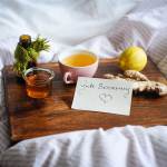 Hausmittel wie Tee, Honig, Ingwer zur Besserung von Erkältungskrankheiten