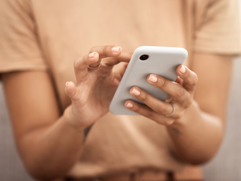 Frau hält Smartphone in ihren Händen