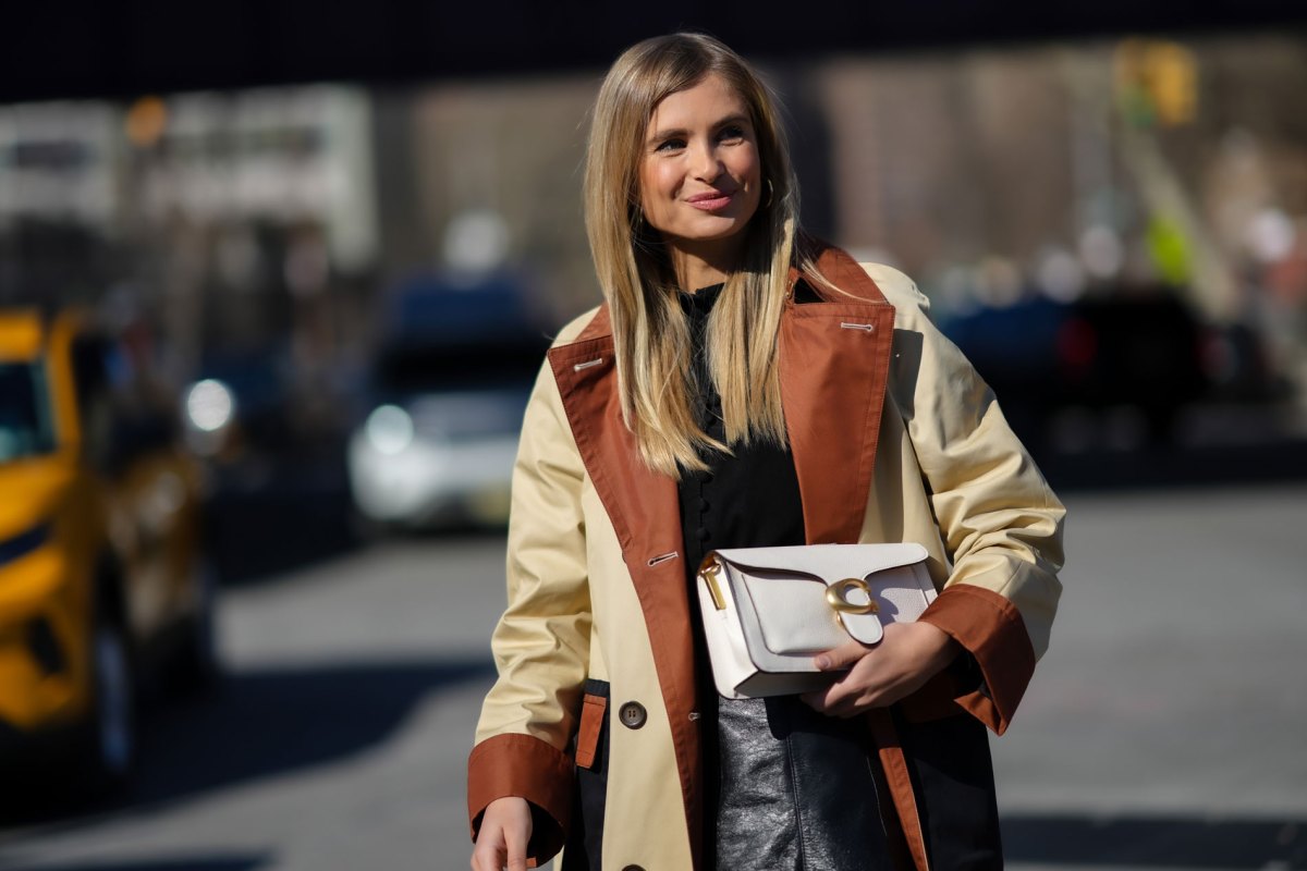 Bloggerin Xenia Adonts trägt einen Trenchcoat-Mantel
