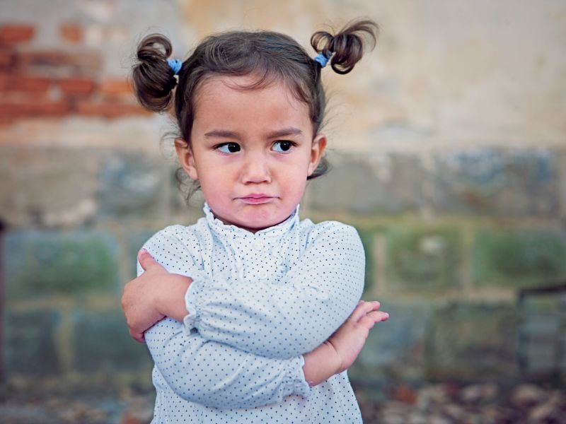 Kleines Mädchen mit verschränkten Armen
