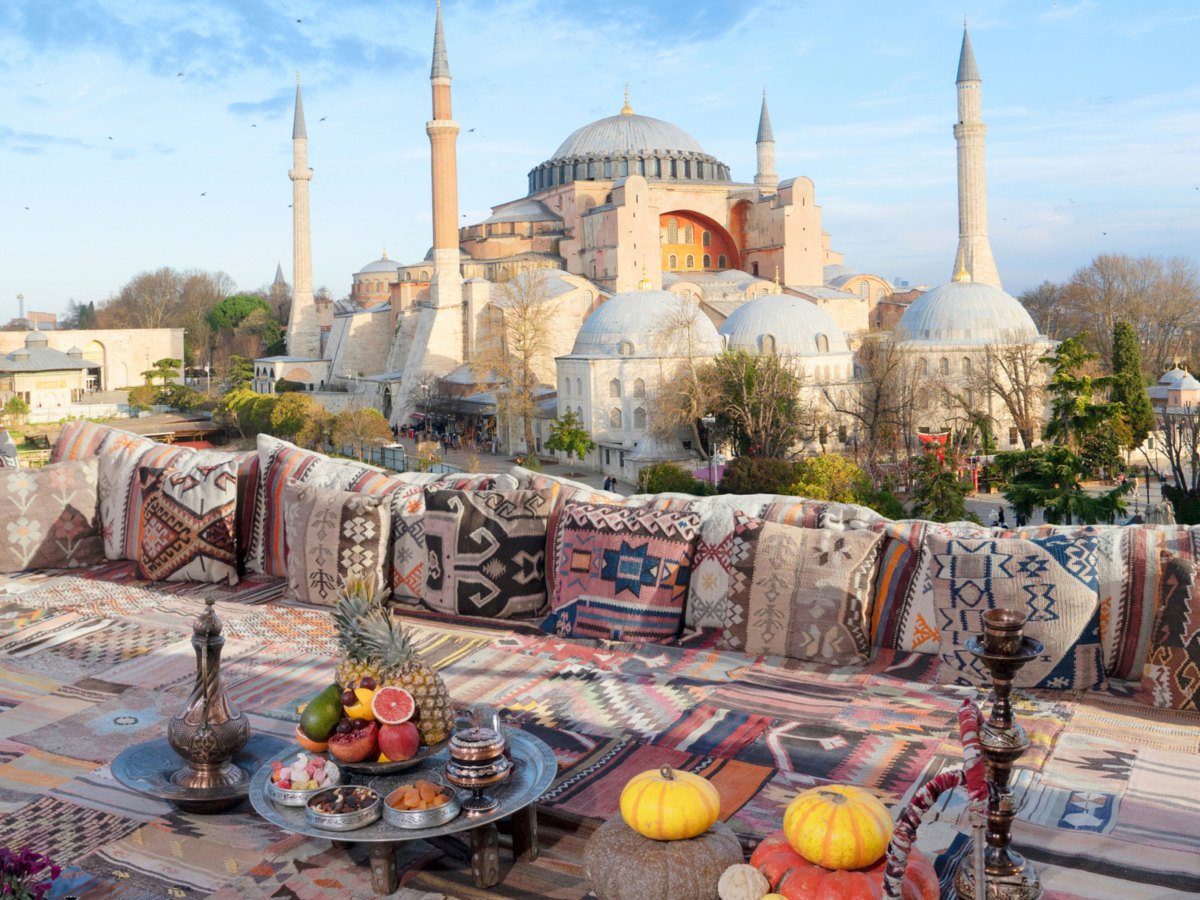 Dachterrasse in der T&uuml;rkei mit Blick auf eine Moschee