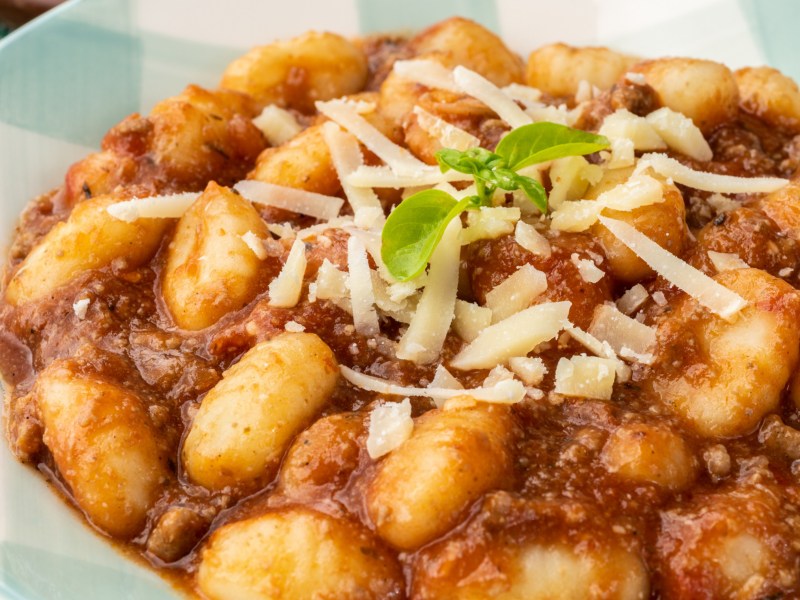 Gnocchi mit Bolognesesauce.