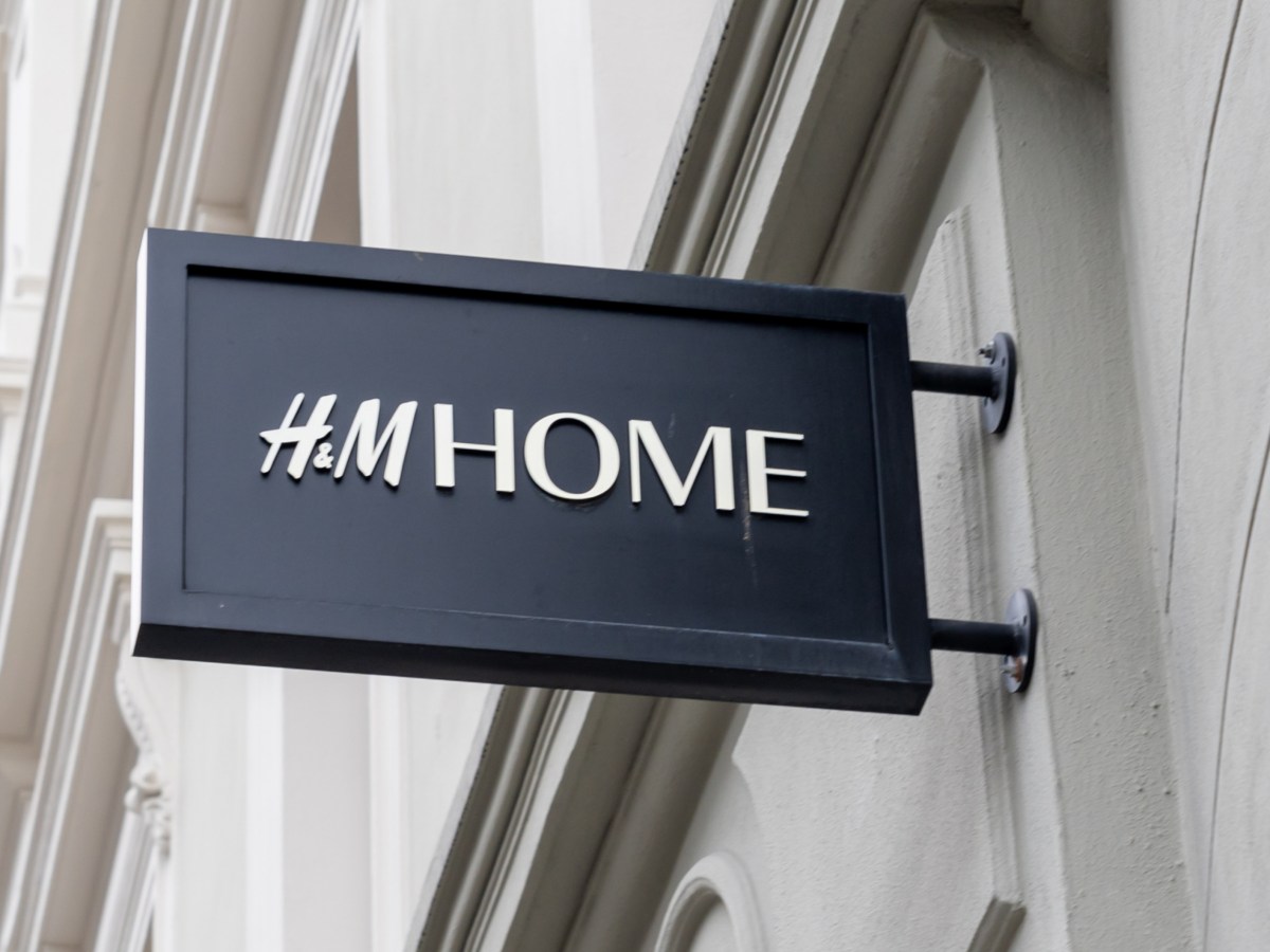 Außenschild an einer Fassade von H&M Home.