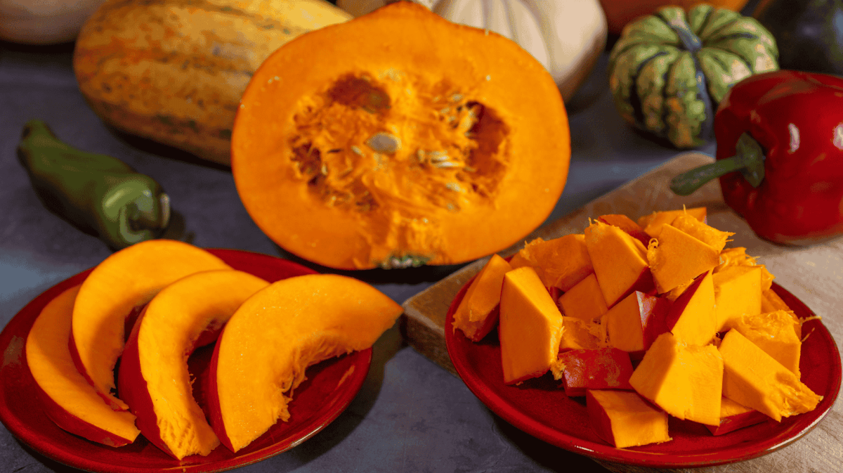 Aufgeschnittener Hokkaido Kürbis auf einem Tisch.