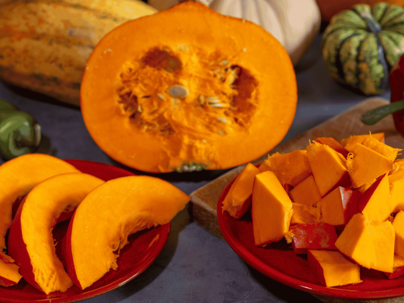 Aufgeschnittener Hokkaido Kürbis auf einem Tisch.