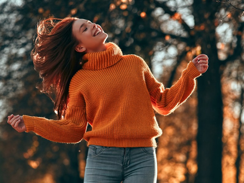 Frau genießt den Herbst.