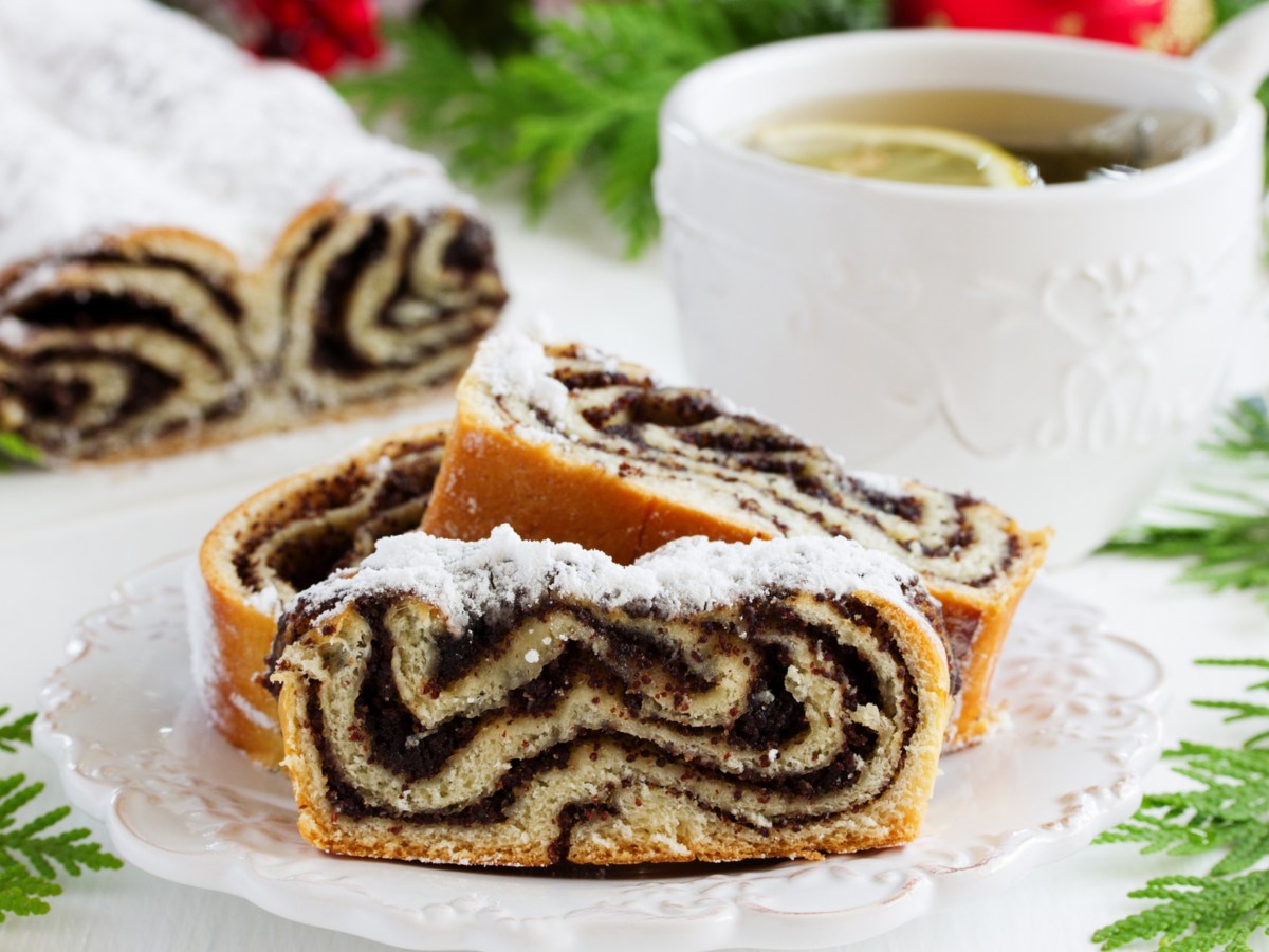 Mohn-Stollen auf einer Kaffeetafel serviert