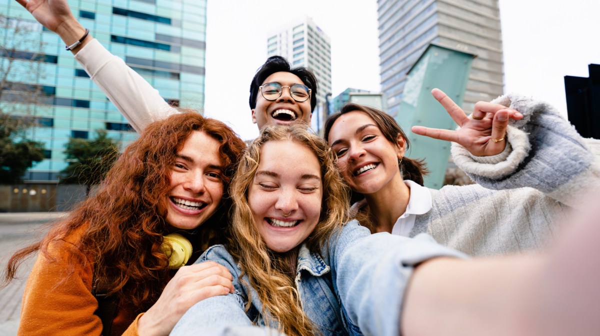 4 Freunde, die gemeinsam ein Selfie machen und lachen