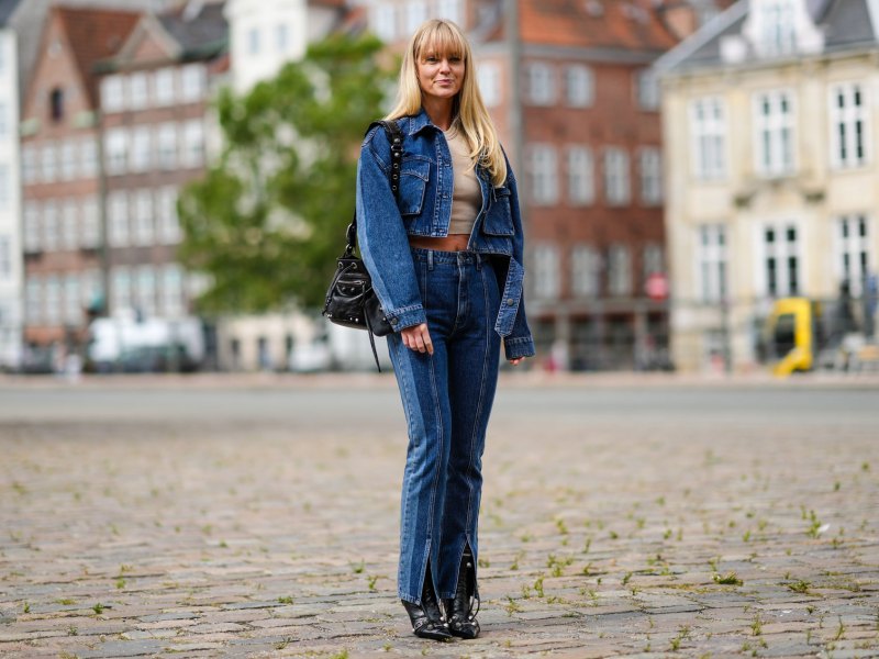 Frau im Allover-Denim-Look