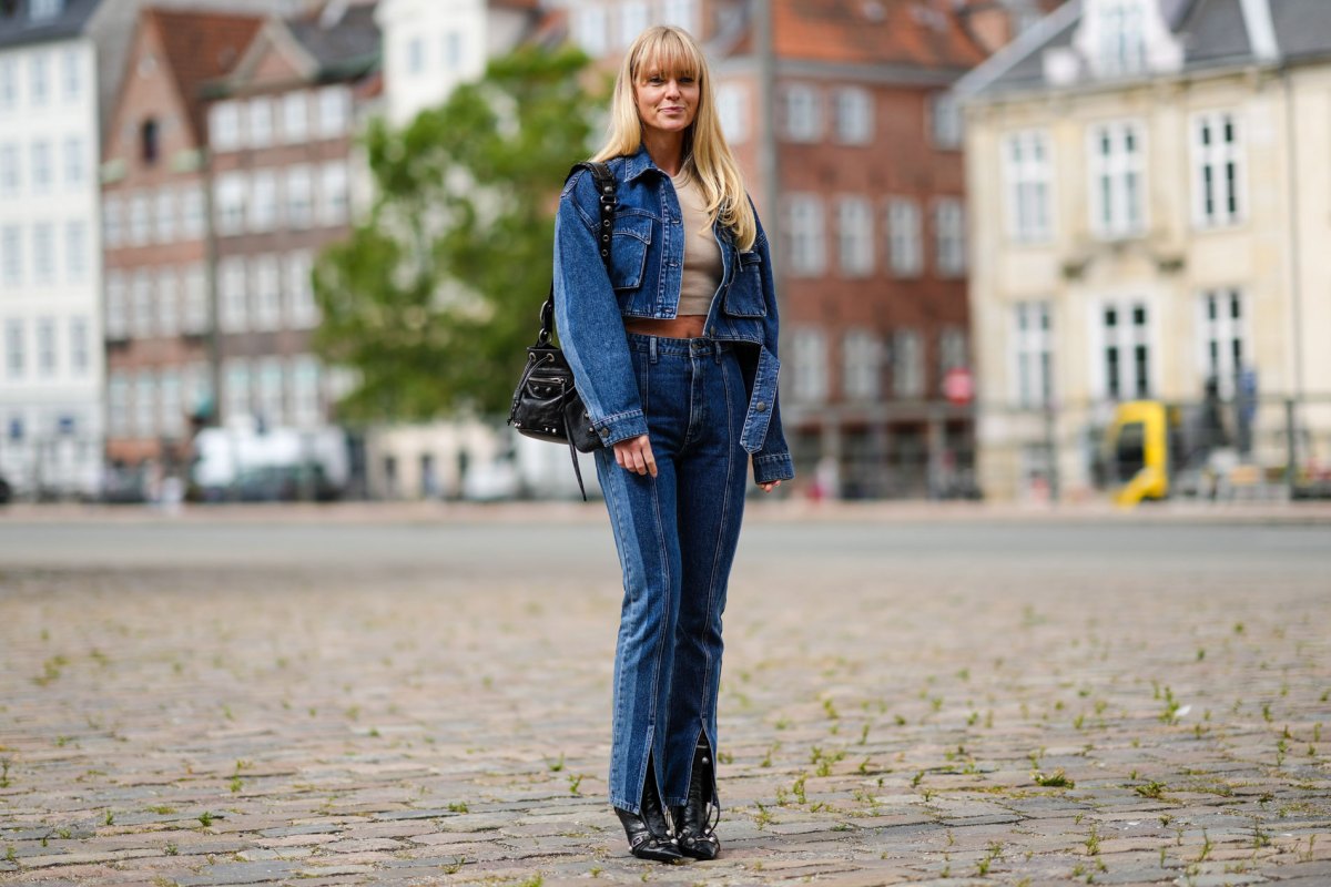 Frau im Allover-Denim-Look