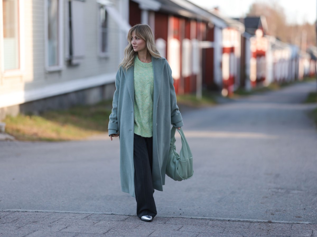 Influencerin Carmushka in einem gemütlichen Strick-Look im Herbst 2023.