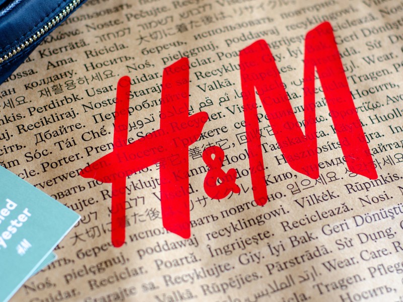 H&M Papiertüte mit Logo