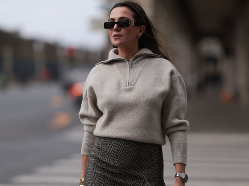 Streetstyle Paris: Frau mit Tryoer, Rock und Sonnenbrille.