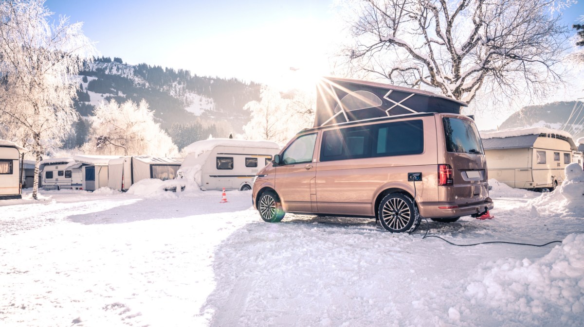 Camper-Van im Schnee auf einem Campingplatz