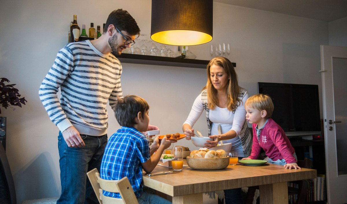 Familie gemeinsam am Esstisch