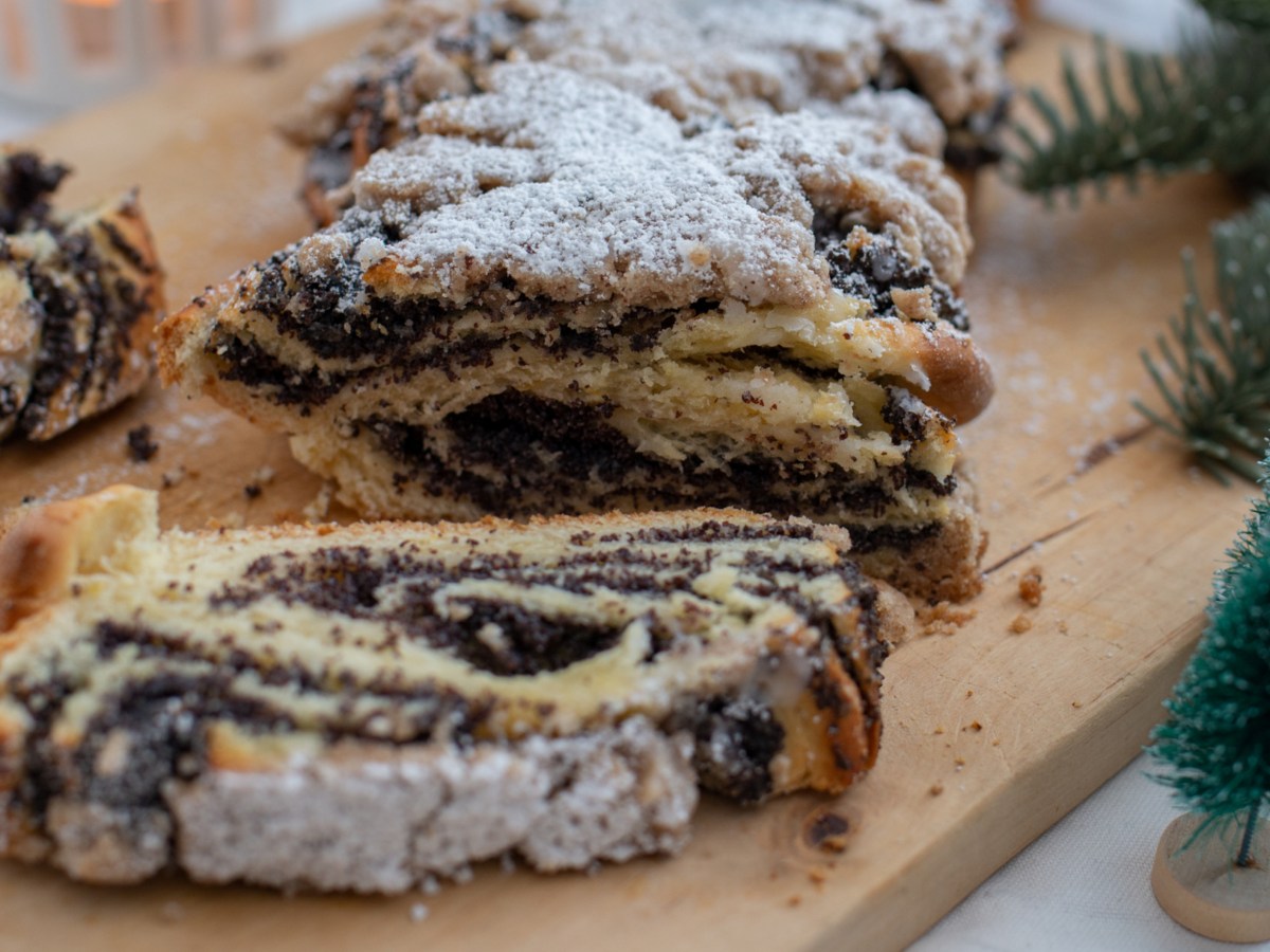 Stollen mit Mohn auf Holzbrett.