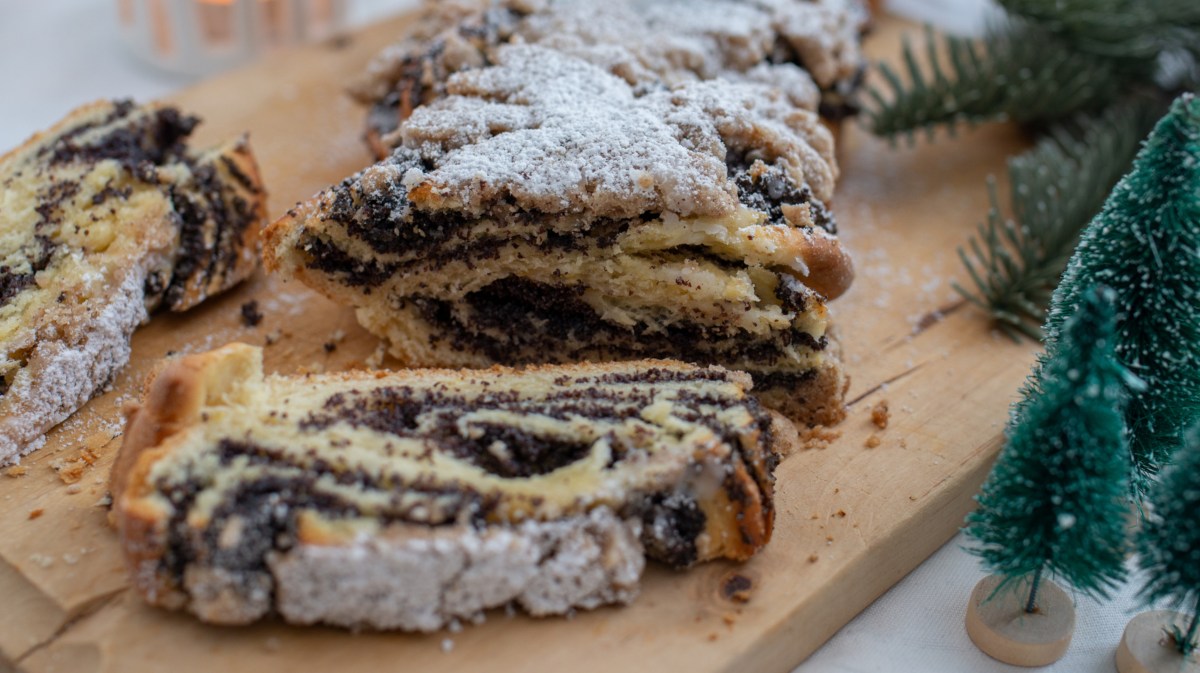 Stollen mit Mohn auf Holzbrett.