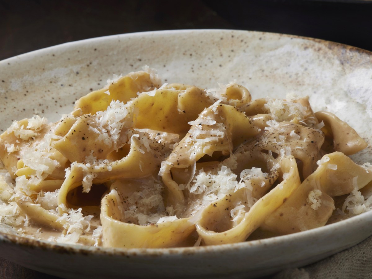 Pasta mit cremiger Sauce und Parmesan.