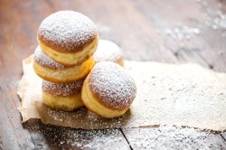 Mit Puderzucker best&auml;ubte Krapfen