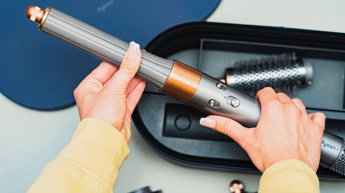 Frau hält Dyson Airwrap in der Hand