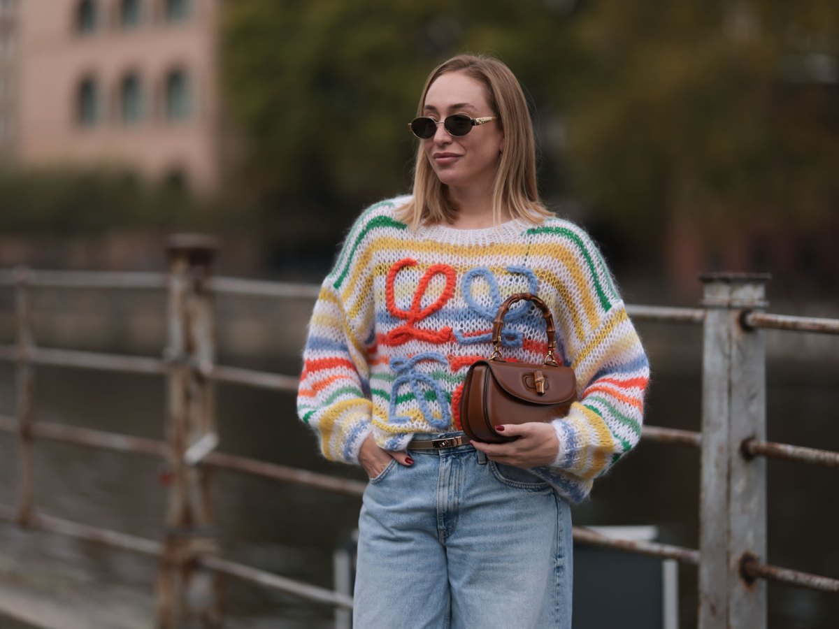 Influencerin Sonia Lyson in buntem Pullover von Loewe.