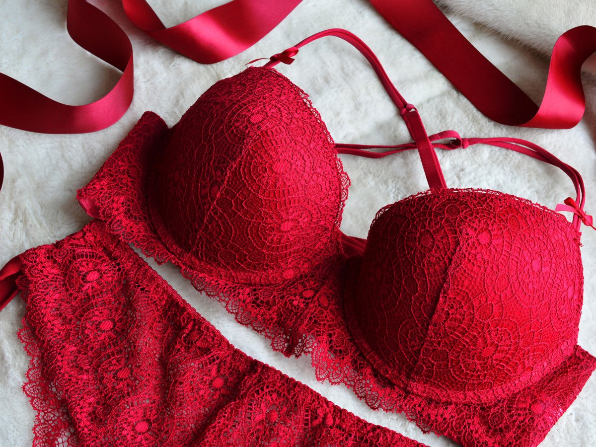 Roter BH mit passendem Slip aus Spitze.