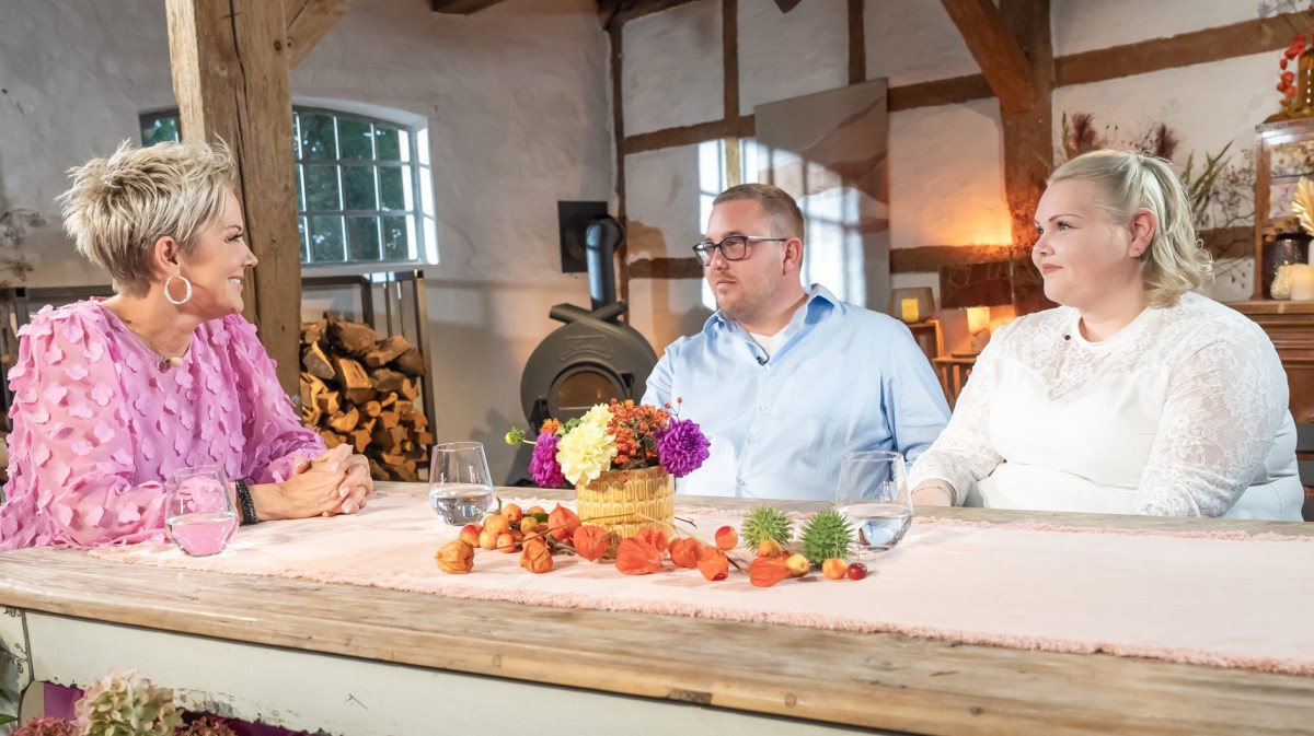 Folge 10: Moderatorin Inka Bause (l.) im Gespräch mit Ackerbauer Stephan (31) aus Rheinland-Pfalz und Laura (26, Medizinische Fachangestellt aus der Region Hannover) nach ihrer gemeinsamen Hofwoche. Die beiden haben sich nach der Hofwoche nicht mehr getroffen und sind kein Paar geworden.