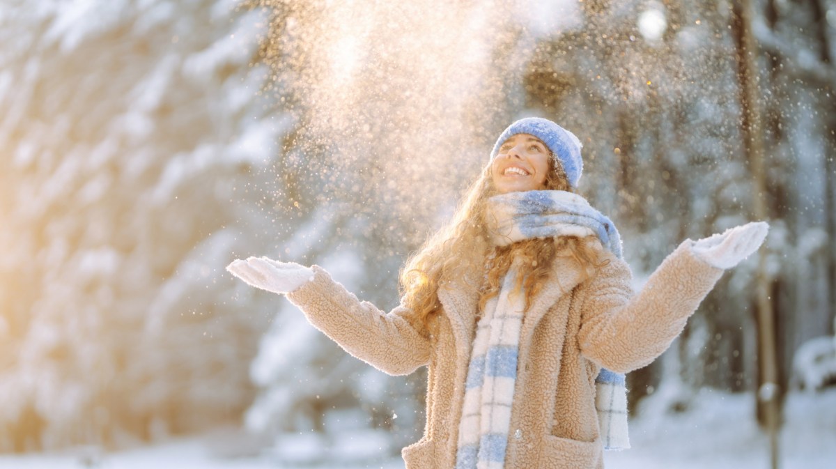 Frau in Winterkleidung im Schnee