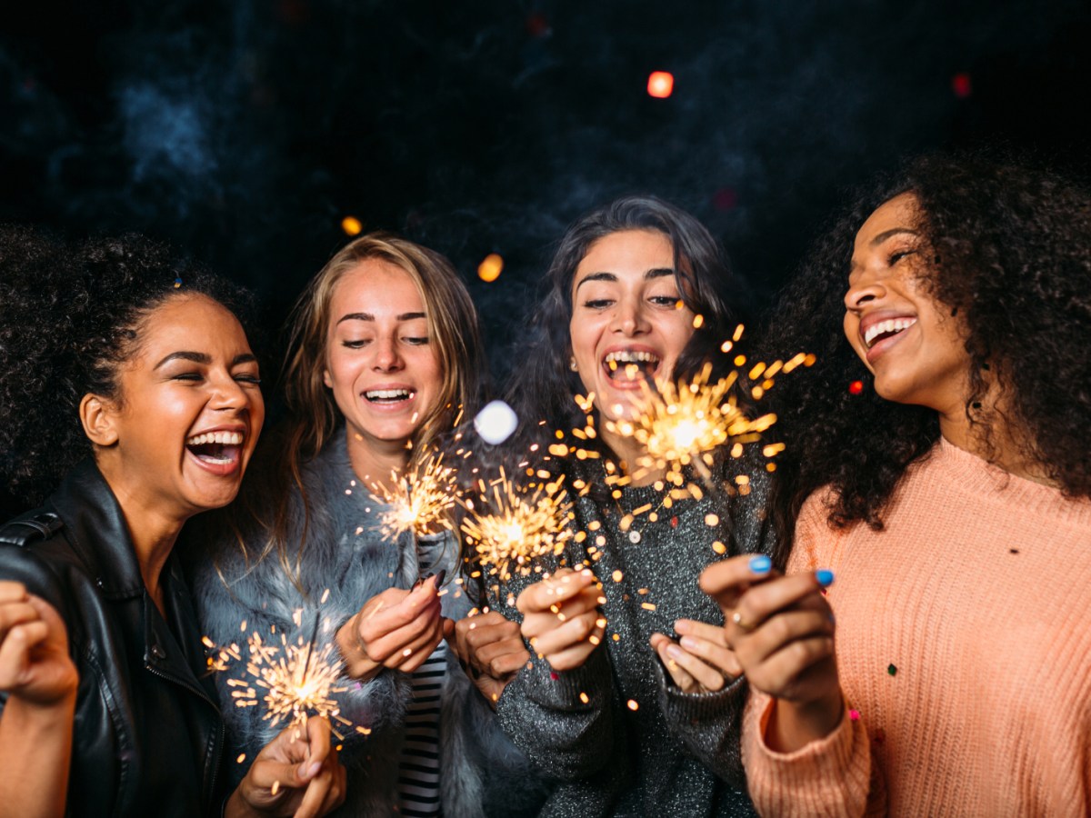 Vier junge Frauen haben Wunderkerzen angez&uuml;ndet.