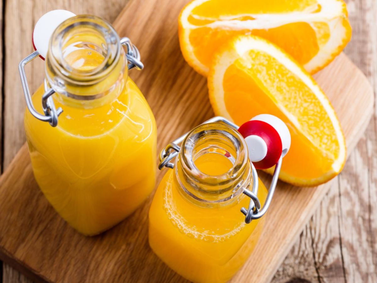 Orangefarbener Lik&ouml;r in B&uuml;gelflaschen.