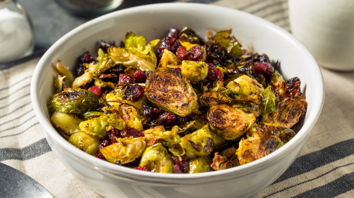 Gebratener Rosenkohl mit Cranberries in weißer Schale.