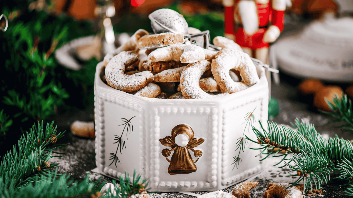 Vanillekipferln in einer Weihnachtsbox.