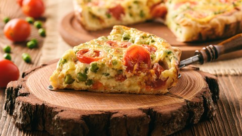 Vegetarische Quiche mit Erbsen und Tomaten.