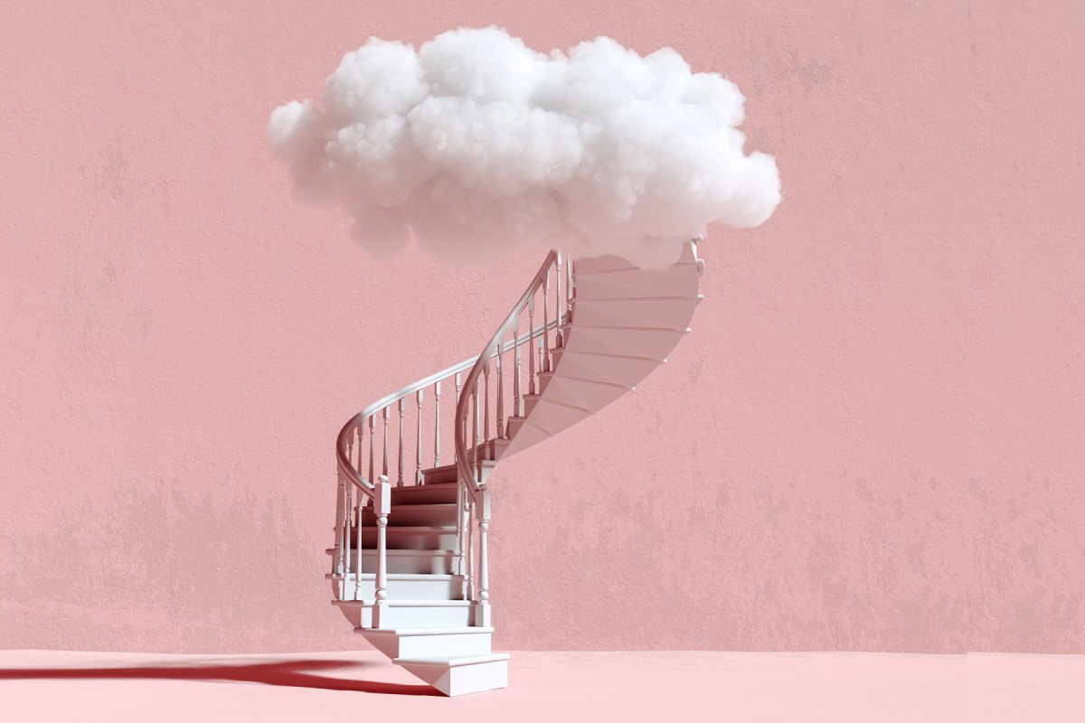 eine Treppe führt in eine Wolke vor einer pinken Wand