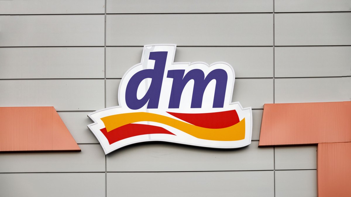 dm Logo vor einem deutschen Drogerie-Geschäft