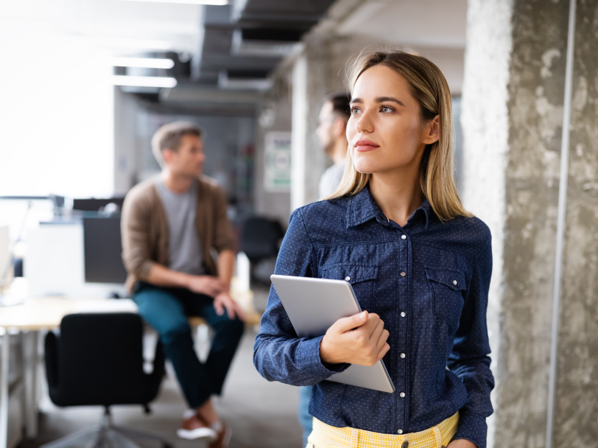 Selbstbewusste Frau im Büro