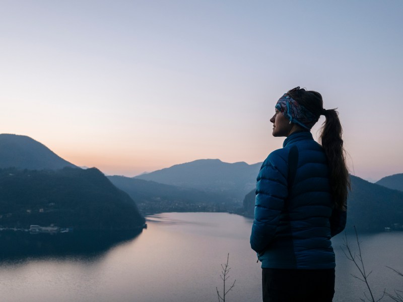 Monatshoroskop Januar: Frau schaut auf Berge und Seen