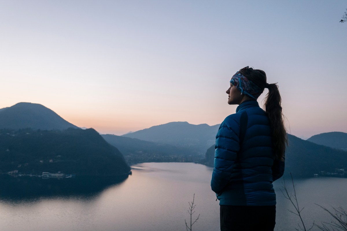 Monatshoroskop Januar: Frau schaut auf Berge und Seen