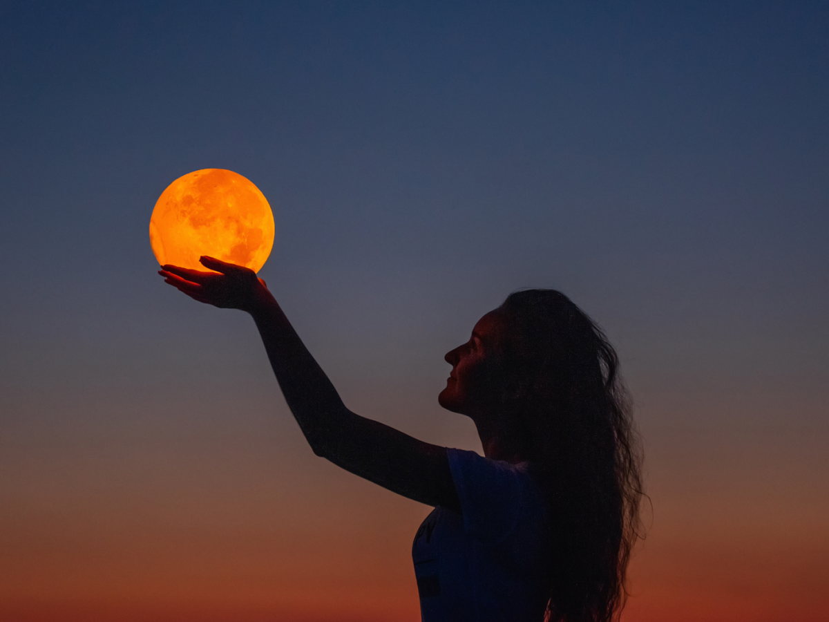 Frau mit Vollmond in der Hand