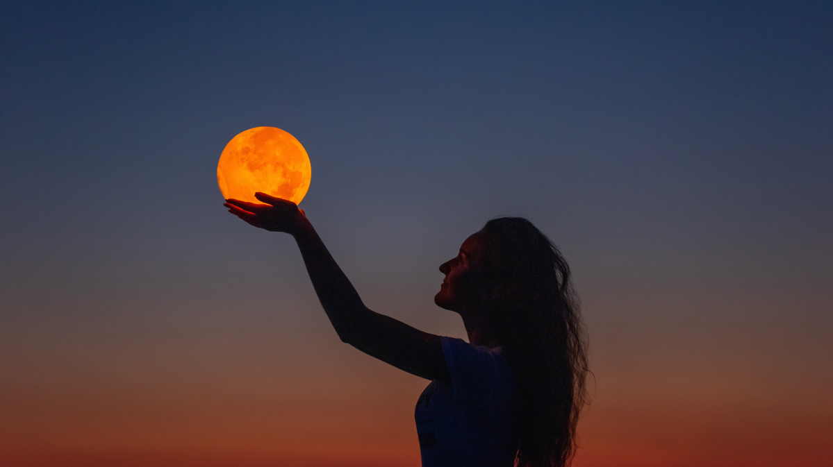 Frau mit Vollmond in der Hand
