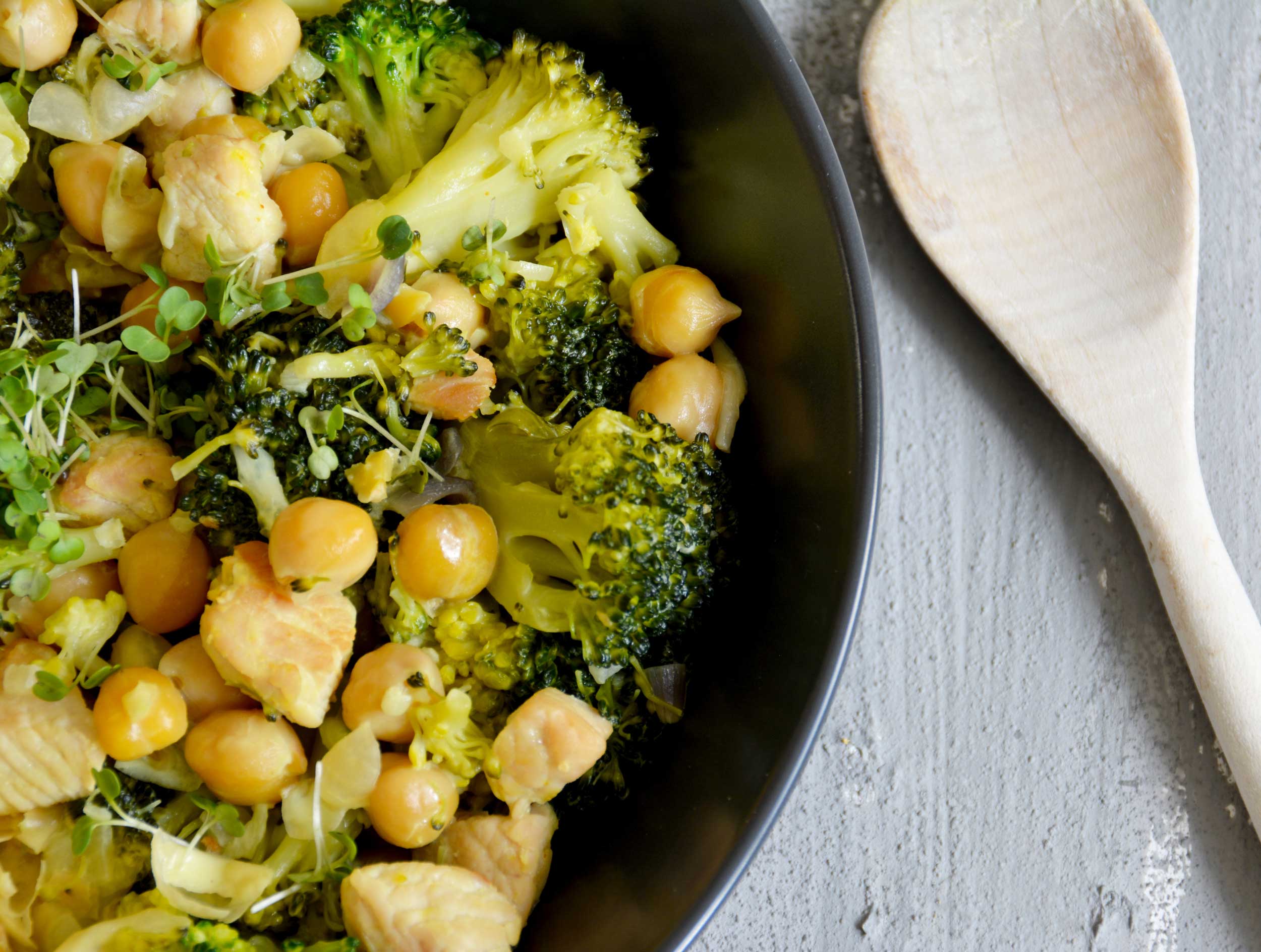 One-Pot-Pfanne mit Brokkoli, Kichererbsen und Hühnchen