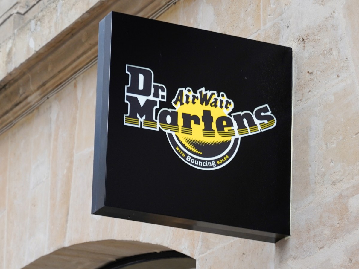 Shop-Schild von Dr. Martens an Ladenfassade.