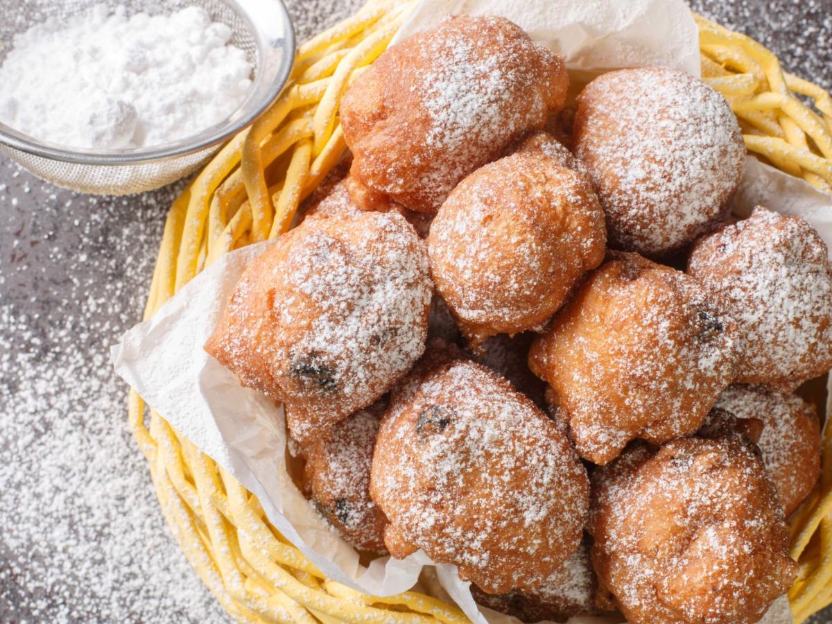 Holländische Oliebollen in gelbem Korb.