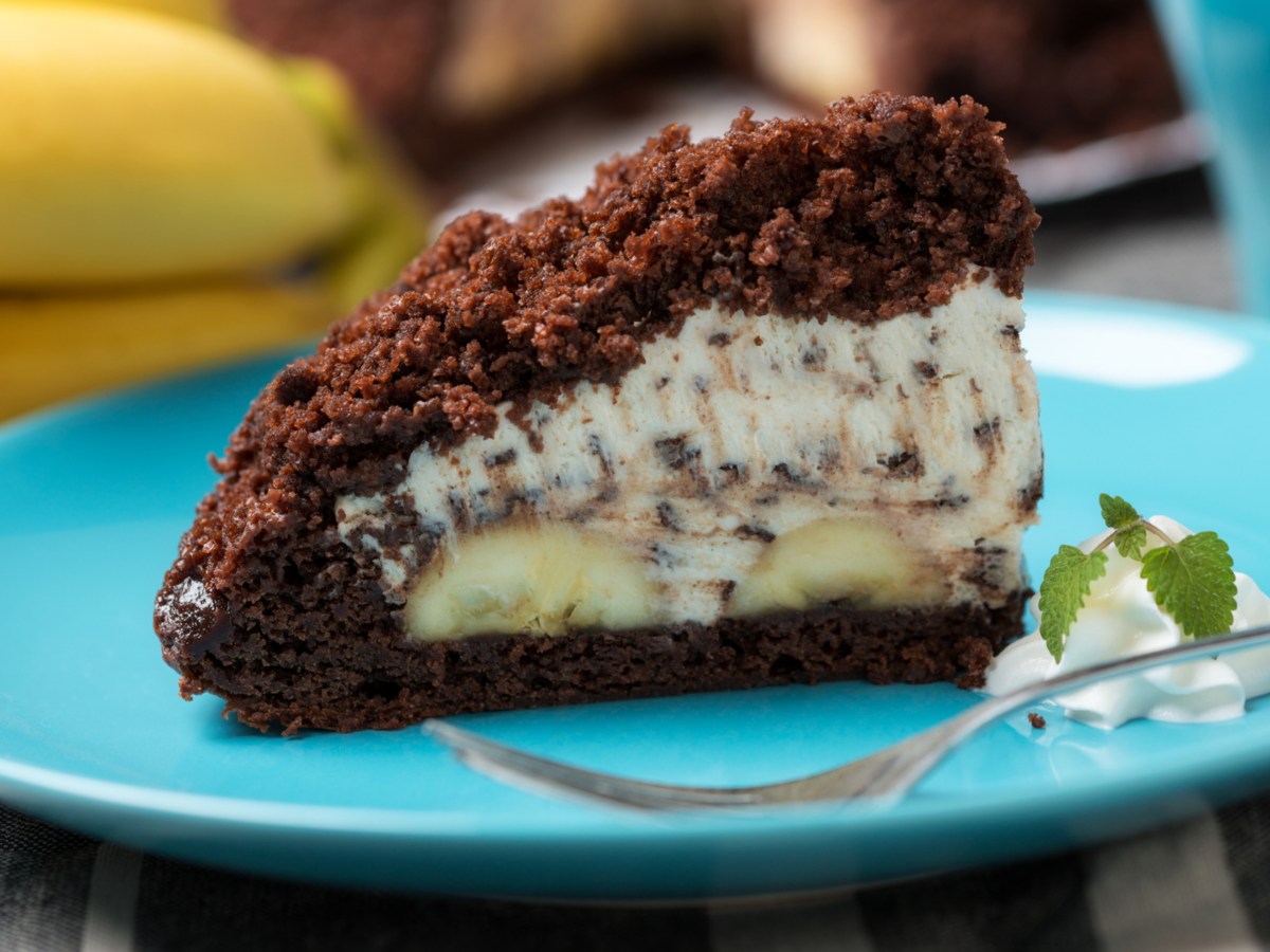 Maulwurfkuchen mit Bananen auf einem türkisen Teller.