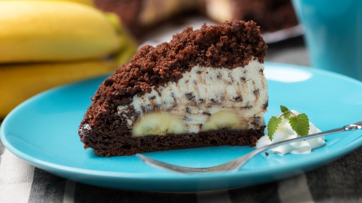 Maulwurfkuchen mit Bananen auf einem türkisen Teller.