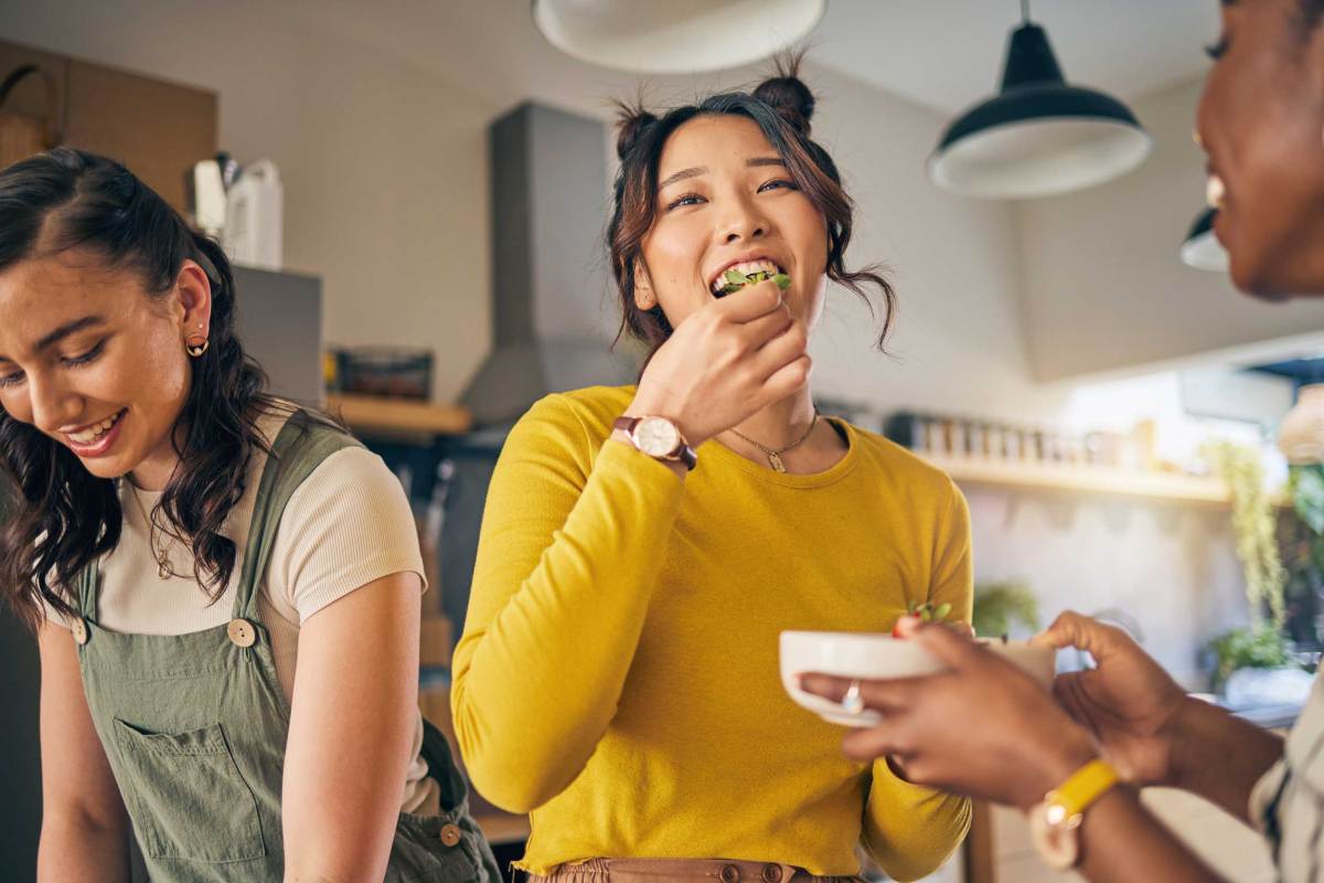 Frauen, Freundinnen und gesundes Essen zu Hause, um Kontakte zu knüpfen, sich zu ernähren und gemeinsam glücklich zu essen.