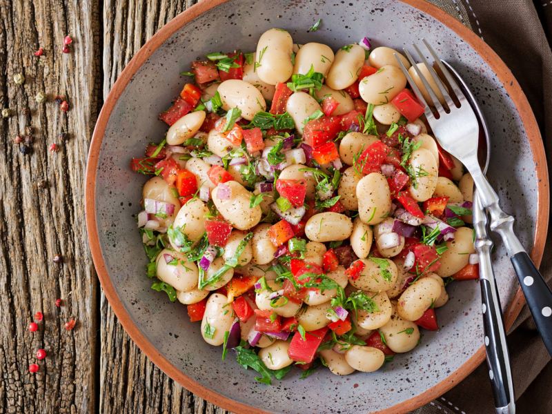 Bohnensalat mit weißen Bohnen, Tomaten, Zwiebel und Minze.