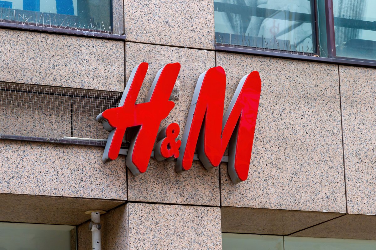 Außenfassade eines H&M-Stores mit großem Logo